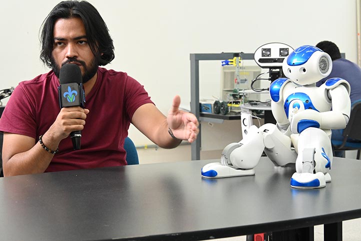El universitario explicó las capacidades que tienen los robots de servicio 