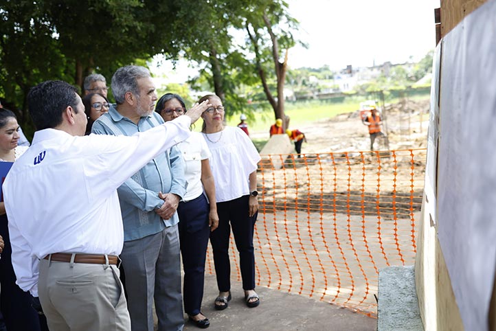 Durante su visita, el Rector supervisó la construcción de la USBI del Campus Minatitlán 