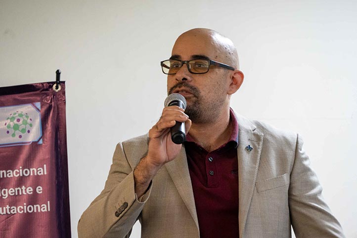 El académico del IIIA, Sergio Hernández, comentó a las y los jóvenes sobre las instalaciones y los investigadores que integran el instituto 