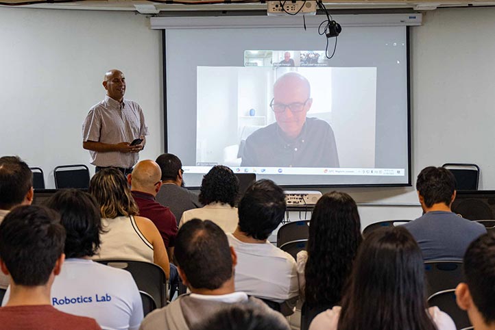 Stephan Pareigis, decano de la Universidad de Ciencias Aplicadas de Hamburgo, impartió la conferencia inaugural de manera virtual 