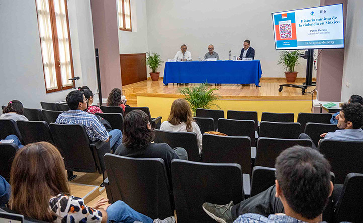 La obra La violencia en México, de Pablo Piccato, fue presentada en el IIH-S de la UV, por su autor e investigadores del instituto 