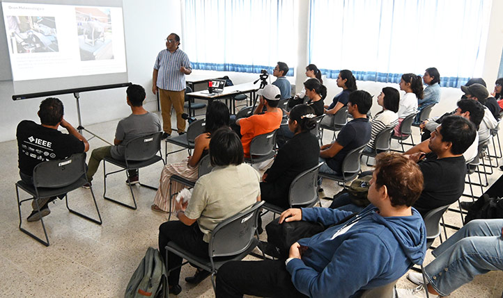 La exposición fue presenciada por alumnos de la Facultad de Instrumentación Electrónica  