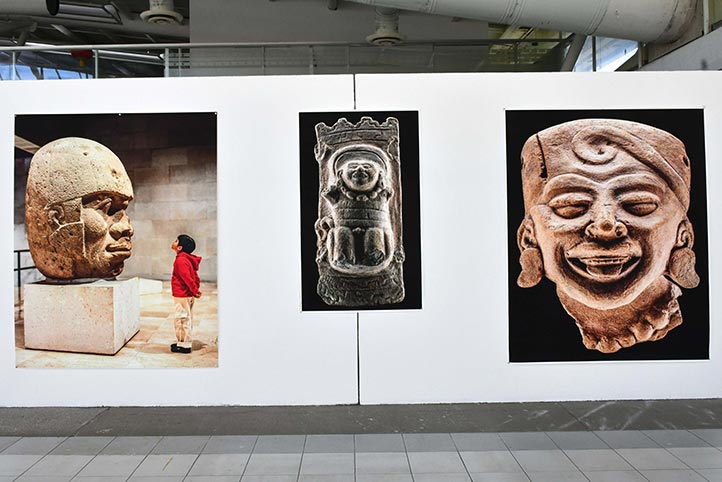 Aspecto de Sonrisas, fotografías en gran formato de Humberto Tachiquín 