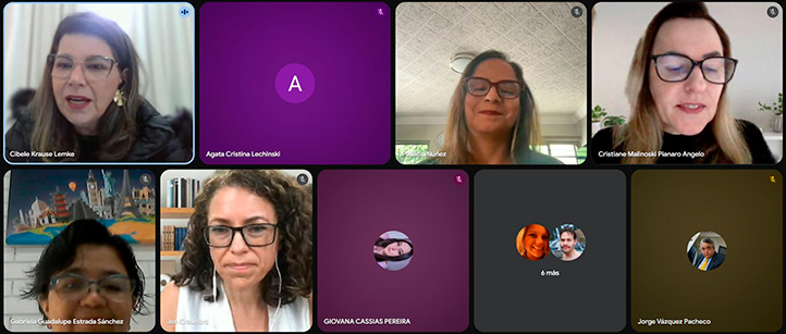 Anfitriona y asistentes a la conferencia de la académica de la Universidad del Sur de California 