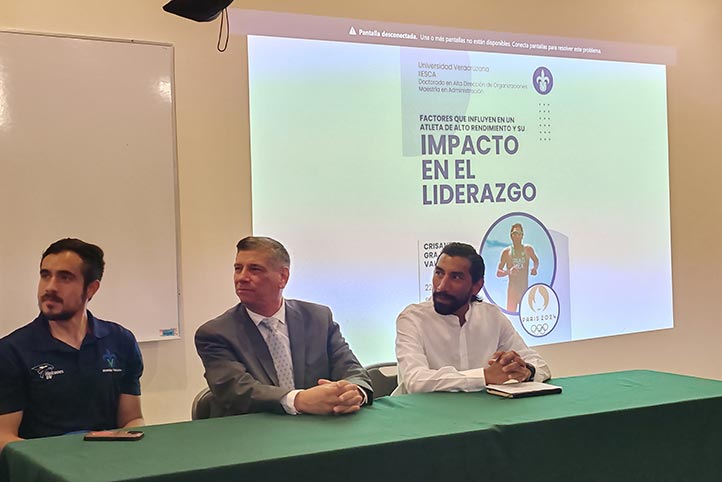 El conferencista estuvo acompañado por autoridades de la UV  