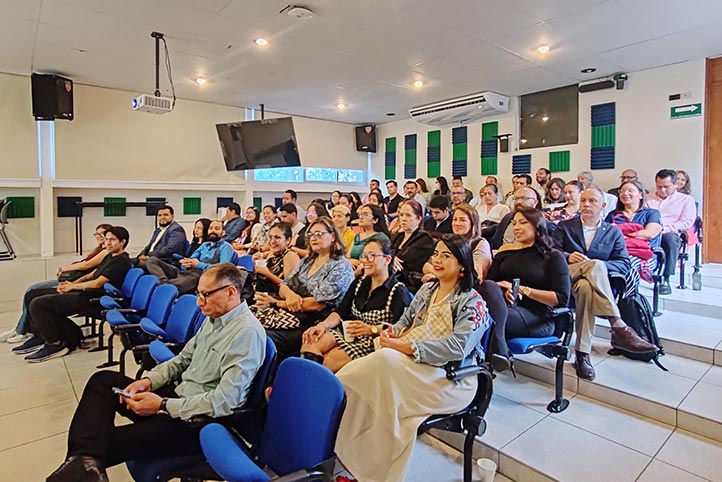 A la presentación asistieron numerosos estudiantes de los posgrados del IIESCA 