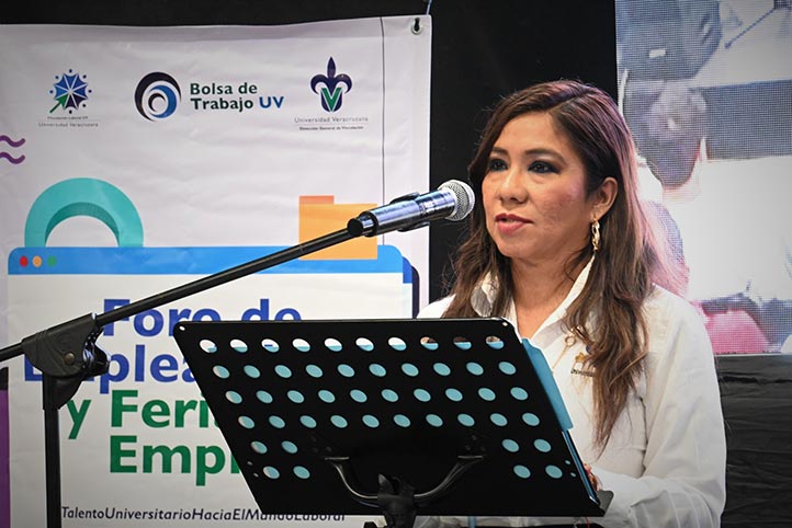 Claudia Hernández, jefa del Departamento de Vinculación con el Sector Productivo, agradeció la participación de empresarios, estudiantes y funcionarios de gobierno en el evento 