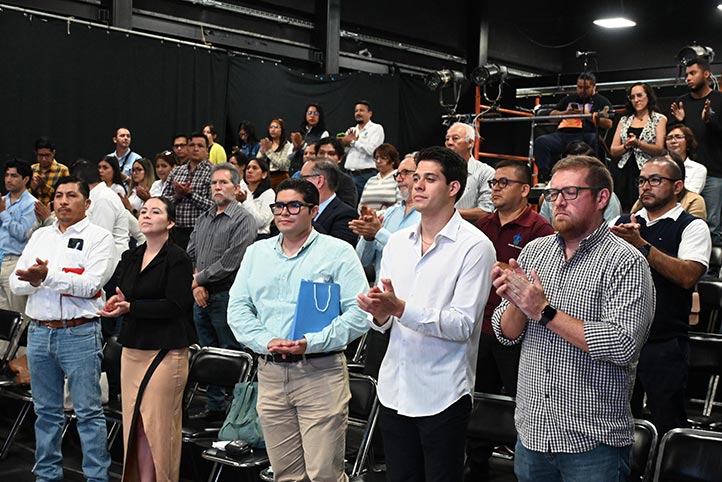 Académicos, estudiantes, egresados y funcionarios de la UV, así como público en general, atendieron a la inauguración 