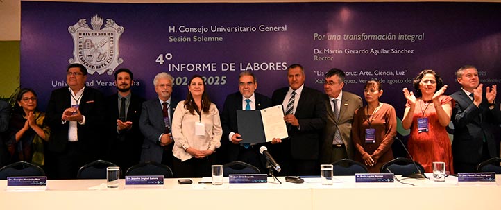 Integrantes de la Junta de Gobierno de la UV entregaron al rector Martín Aguilar Sánchez la constancia que ratifica su gestión para el periodo 2025-2029 