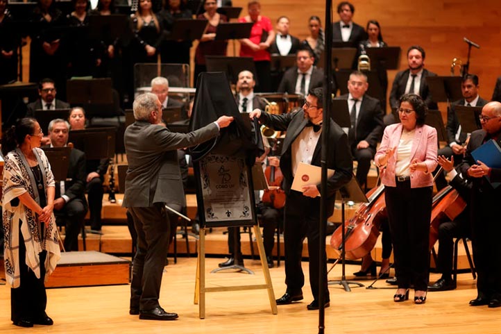 El rector Martín Aguilar Sánchez y el director Jorge Cózatl develaron la placa conmemorativa por 75 años del Coro UV 
