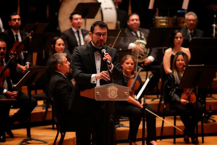 El director artístico del Coro UV, Jorge Cózatl, celebró su larga historia y su trabajo en pro de la música 