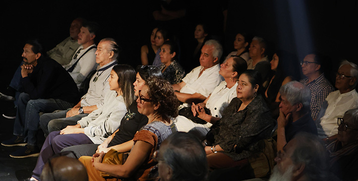 Familiares, amigos, estudiantes, colegas y público lo despidieron con una ovación de pie y aplausos 