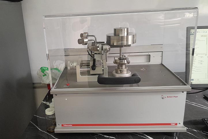 Tribómetro electrohidráulico de la Facultad de Ingeniería Mecánica y Eléctrica (FIME) 