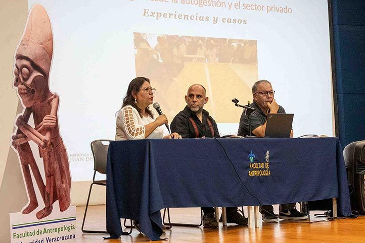 La conferencia tuvo lugar en el Auditorio “Jesús Morales Fernández” de la Unidad de Humanidades de la UV 
