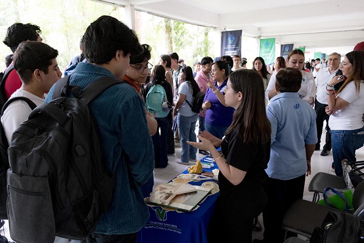 Estudiantes fueron orientados acerca del uso de condones femenino y masculino 