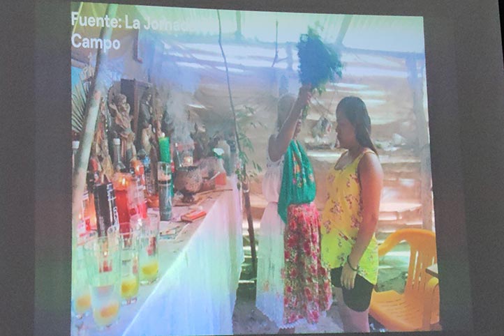 En el documental se aborda la cosmovisión y la cotidianidad de la vida totonaca  