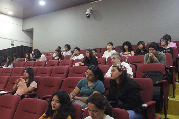 El conversatorio fue dirigido a estudiantes de la Facultad de Música 