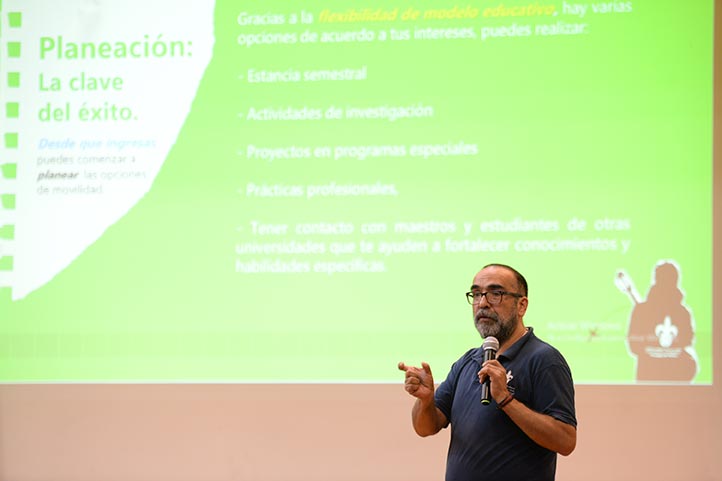 La Dirección General de Relaciones Internacionales dio a conocer a estudiantes de la Facultad de Contaduría y Administración, el Programa de Movilidad UV que les brinda la oportunidad de estancias académicas en México y el exterior 