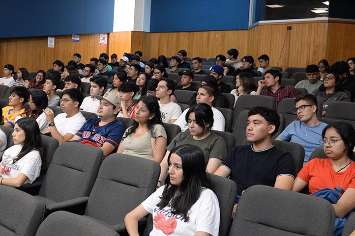 Estudiantes de nuevo ingreso y semestres avanzados de la FCA conocieron las opciones de movilidad a las que pueden acceder 