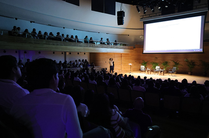 Estudiantes de la UV de las regiones de Xalapa, Veracruz y Coatzacoalcos-Minatitlán conocieron de primera mano cómo funciona el growth marketing en la Sala Anexa de Tlaqná, Centro Cultural 