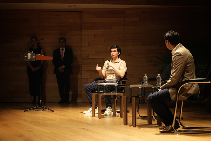 El conferencista respondió algunas preguntas del público y compartió recomendaciones con las y los estudiantes 