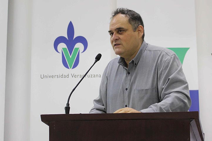El director general de Investigación Roberto Zenteno Cuevas presentó la conferencia Redes-ECOS-ANUIES-UV 