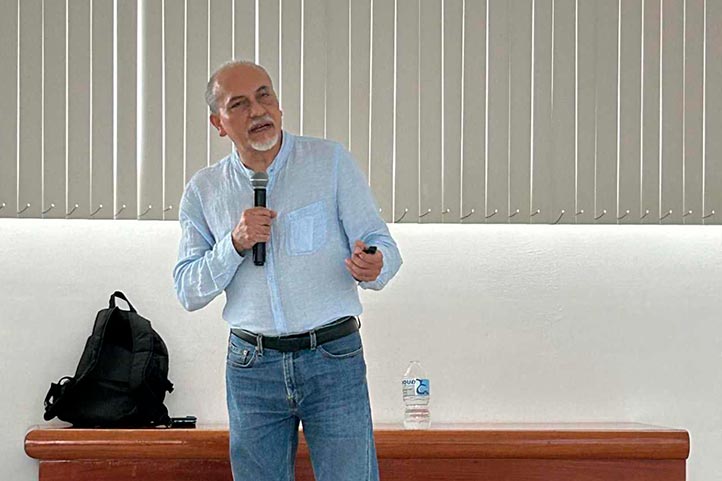 orge Morales Mávil investigador del Instituto de Neuroeteología ofreció la conferencia “Ecología Conductual de Tortugas Marinas”, en la FCByA  de Tuxpan 