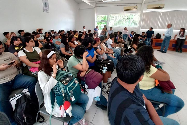 Estudiantes y académicos de los programas educativos de Biología Marina, Biología y la maestría en Ecosistemas Marinos Costeros, participaron en esta actividad 
