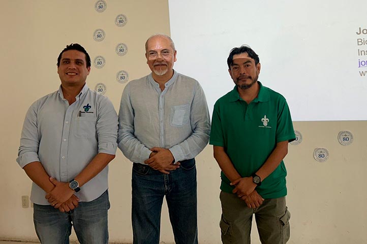 Carlos Rodríguez Gómez y Juan Manuel Pech Canché organizadores del seminario entregaron un reconocimiento a Jorge Morales Mávil 