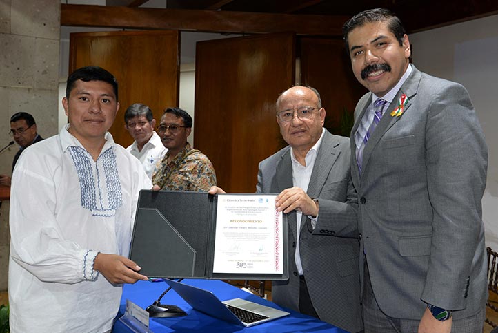Arturo Aguilar Ye entregó el premio a la mejor tesis Doctoral en Antropología Social y Disciplinas Afines 2024, que obtuvo Delmar Ulises Méndez Gómez.