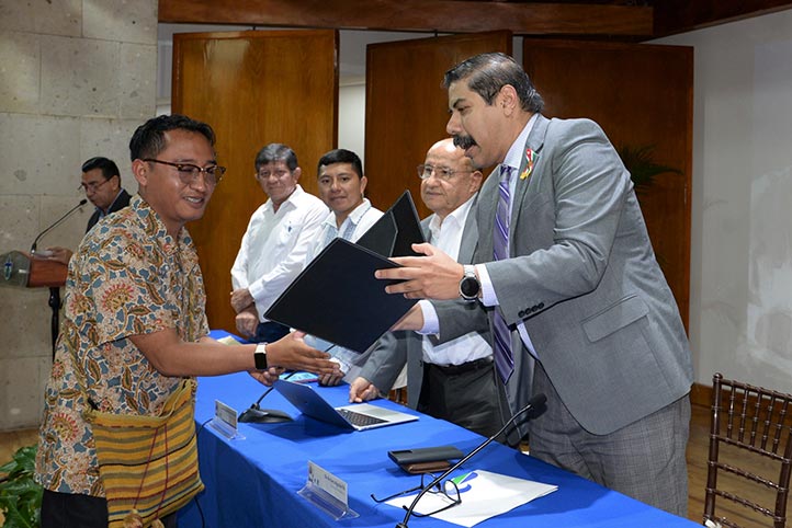 Eleazar Valle Pineda se hizo acreedor a mención honorífica por su tesis de posgrado.