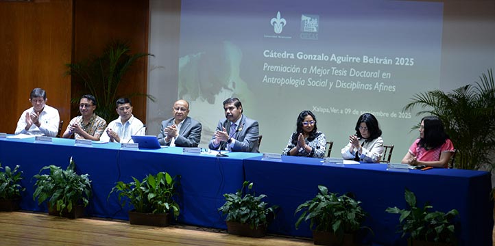 En el Museo de Antropología de Xalapa, Arturo Aguilar Ye y Carlos Macías Richard, encabezaron la ceremonia de premiación.