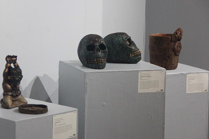 Las decenas de piezas, elaboradas a base de barro, se relacionan con los cuatro elementos de la naturaleza 