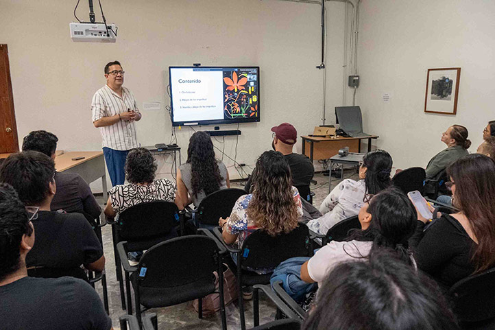 Miguel Ángel Lozada, del Orquidario UV, impartió seminario en el posgrado de Ecología Tropical del Citro