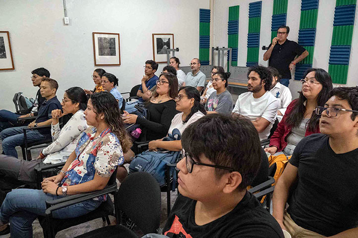 Académicos y estudiantes de los posgrados que se imparten en el centro atendieron a la sesión