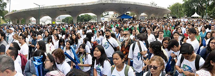 Autoridades, estudiantes, académicas y académicos, personal y demás miembros de la UV se reunieron frente a Rectoría para conmemorar más de ocho décadas de arte, ciencia y luz 