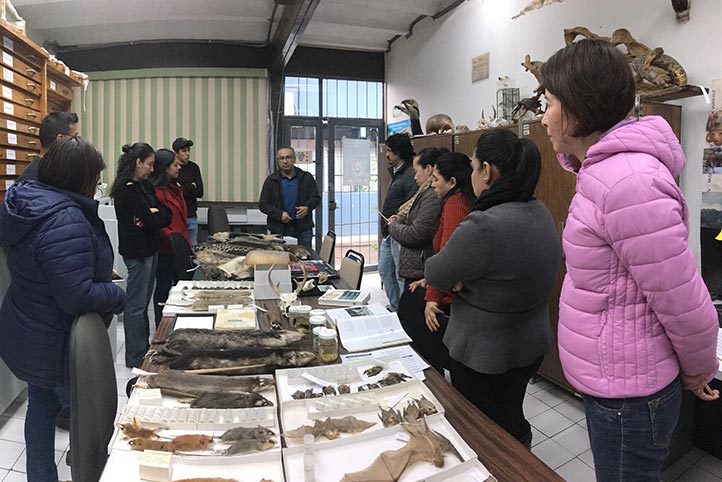 Christian Delfín en compañía de alumnos universitarios 