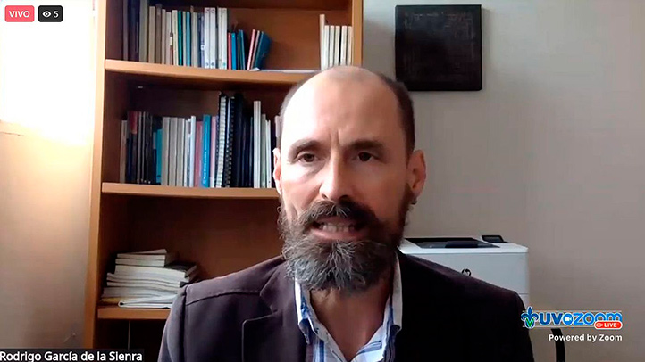 El docente e investigador del IIL-L, Rodrigo García de la Sierna, al momento de presentar a la ponente 