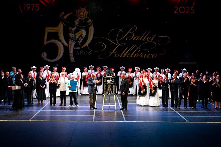 El rector de la UV, Martín Aguilar Sánchez develó una placa alusiva a la conmemoración del 50 aniversario del Ballet Folklórico de esta casa de estudios 