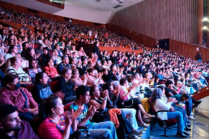 El Teatro del Estado fue escenario de una gala gratuita donde se presentó un programa de danzas tradicionales ante un lleno total 