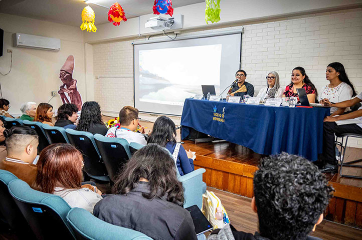 La mesa “El diablo y sus demonios”, realizada dentro de las actividades por el XXV aniversario de la licenciatura en Antropología Histórica 