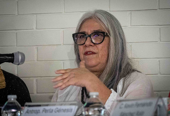 Cristina Millán, académica de la Facultad de Antropología, abordó los procesos por brujería a mujeres en la Nueva España 