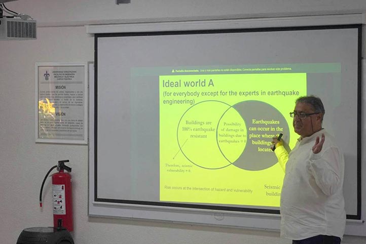 Armando Aguilar Meléndez director de Ingeniería Civil dictó la conferencia ¿Por qué aun nos dañan los sismos? 