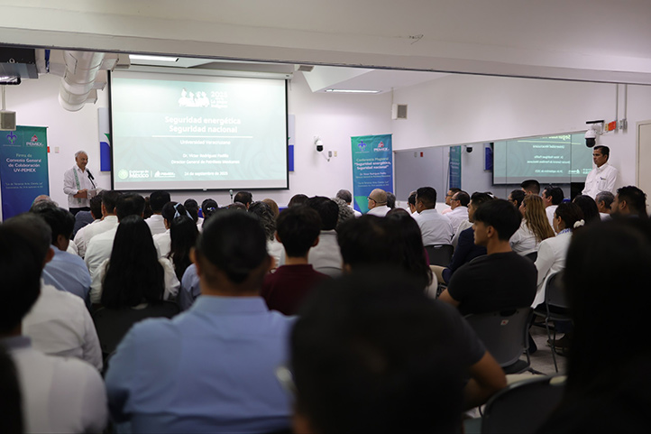 La comunidad universitaria se dio cita en la USBI Coatzacoalcos para escuchar la conferencia magistral "Seguridad energética y seguridad nacional" 