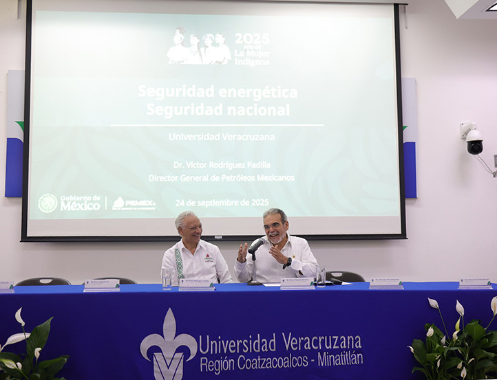 El rector Martín Aguilar Sánchez presentó al director de PEMEX, Víctor Rodríguez Padilla, previo a la conferencia 