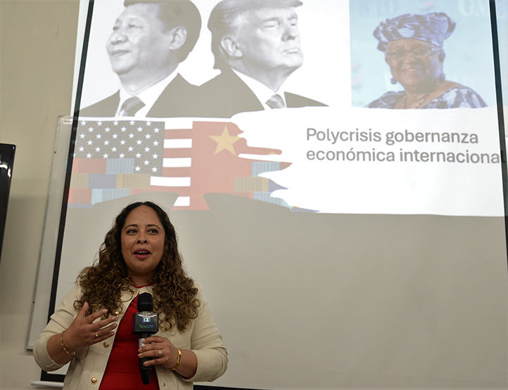 La ponente señaló que actualmente vivimos en un estado de policrisis de gobernanza a nivel global 