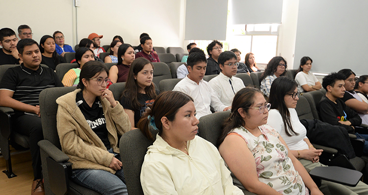 Estudiantes de la Facultad de Economía atendieron a la conferencia auspiciada por el Programa de Estudios de América del Norte de la UV 