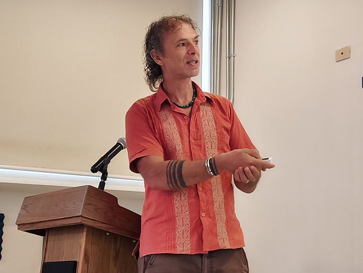 Víctor Arroyo Rodríguez, investigador de la UNAM 