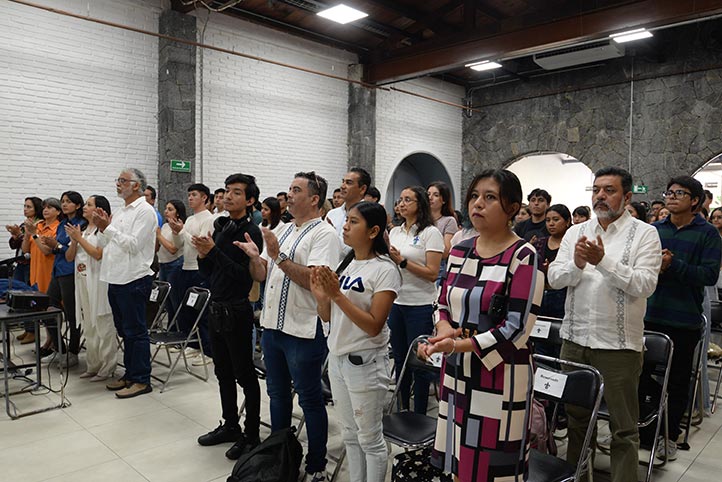 Académicos, investigadores y estudiantes asistieron a la inauguración de la exposición 