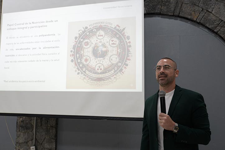 Rafael Fernández Deméneghi, académico de la Universidad de Guadalajara, impartió conferencia sobre nutrición consciente 